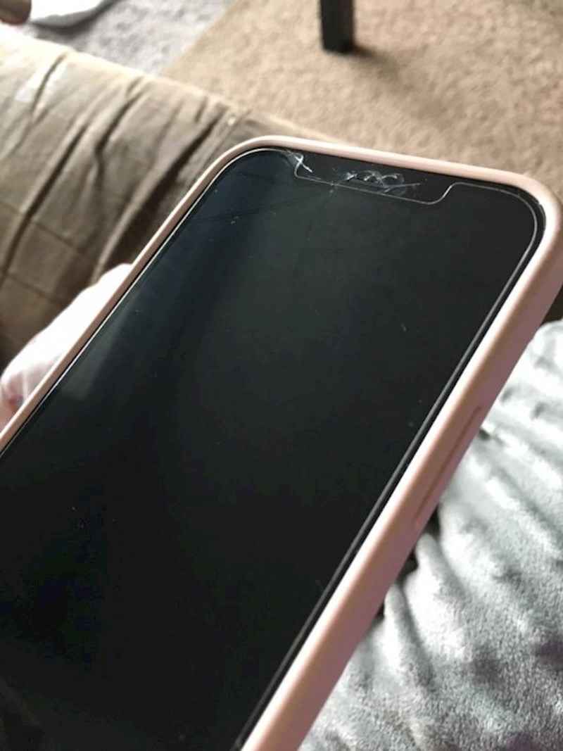 "Danas mi je slučajno ispao iPhone 12 Pro i udario je točno u maleni dio koji nije zaštićen zaštitnom maskom. Zaštitna maska nema ni ogrebotine"