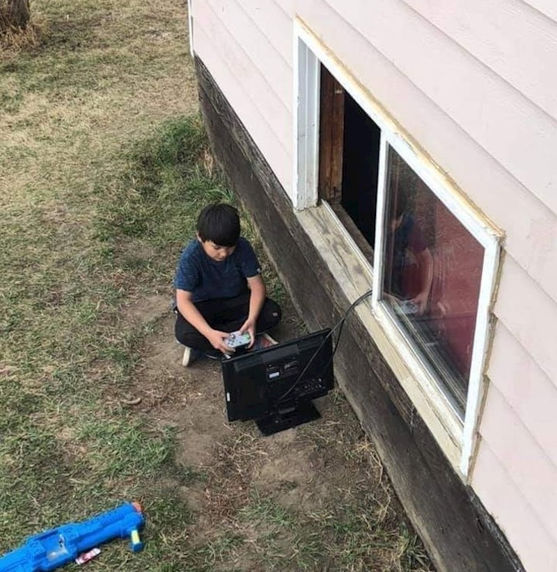 Mama mu je rekla da se ode van igrati...