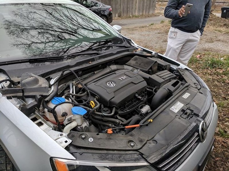 "Netko mi je ukrao poklopac motora na automobilu"