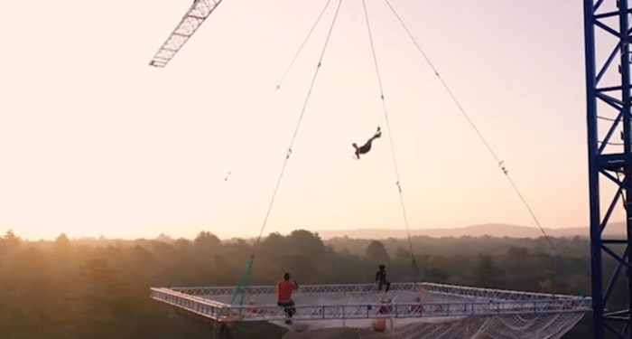 Ovi ljudi postavili su trampolin 30 metara iznad zemlje, video koji su snimili je očaravajuć