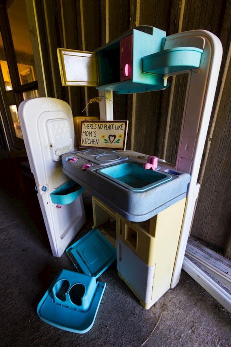 "Pronašli smo dječju kuhinjicu u stražnjem dijelu napuštene kuće u Ontariju"