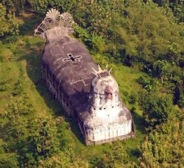 Crkva u Indoneziji izgleda kao kokoš