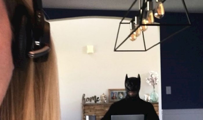 Lik trola video pozive svoje žene pojavljujući se u kostimima u pozadini