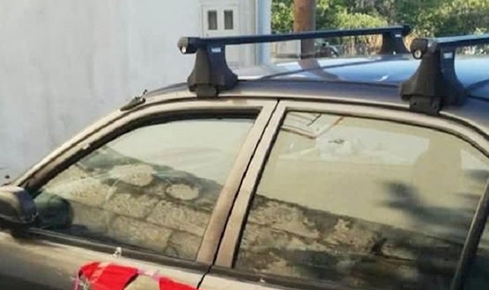 U Dalmaciji su fotkali neponovljiv prizor, pogledajte što je netko zalijepio na automobil