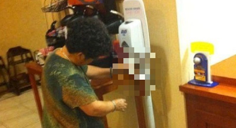 Ova gospođa se malo zabunila, pogledajte što je htjela napraviti s dezinficijensom za ruke