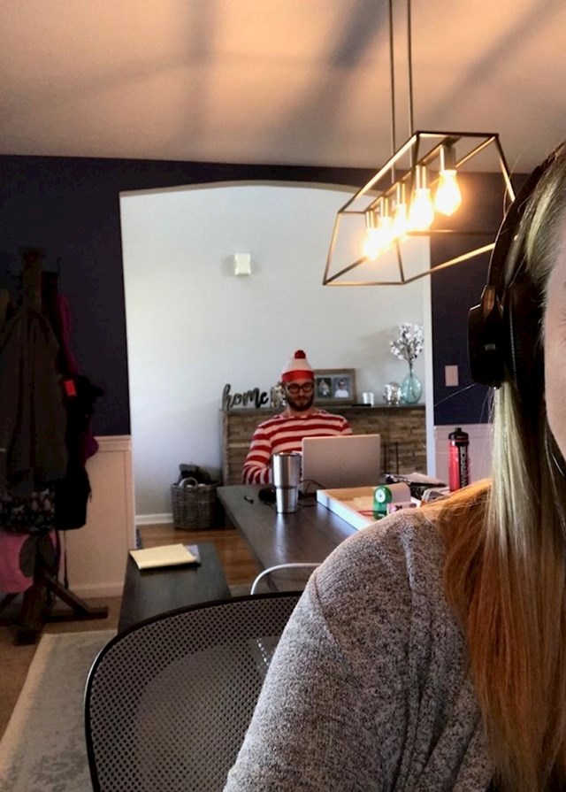 Lik trola video pozive svoje žene pojavljujući se u kostimima u pozadini lik trola video pozive svoje žene pojavljujući se u kostimima u pozadini