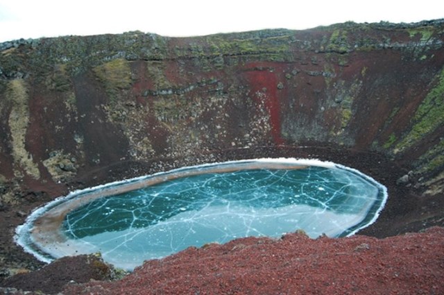 Smrznuto jezero u vulkanskom krateru
