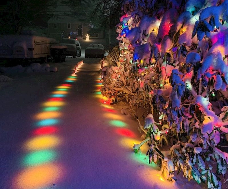 Božićna svjetla pod snijegom su posebno čarobna