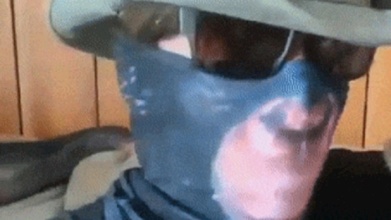 Dva lika s maskama su se snimala, kraj je totalno neočekivan