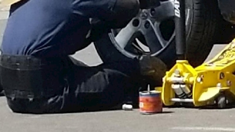 Ovaj lik popravljao je kvar na autu i kao zaštitu od sunca upotrijebio nešto totalno neočekivano