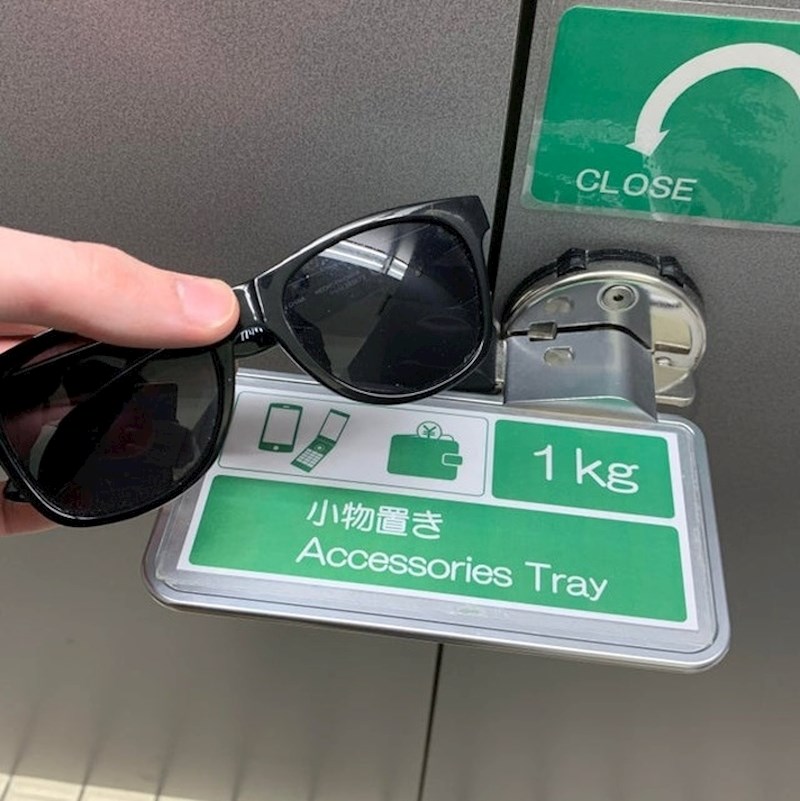 Brava na ovom wc-u sadrži policu za stvari, koje morate uzeti kako bi mogli otvoriti vrata