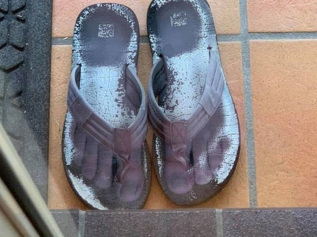 Kroz zrcalo se vidi odraz nogu pa izgleda kao da ih nosi duh