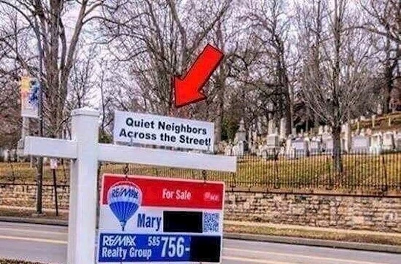 Zanimljiva poruka na tabli za prodaju kuće