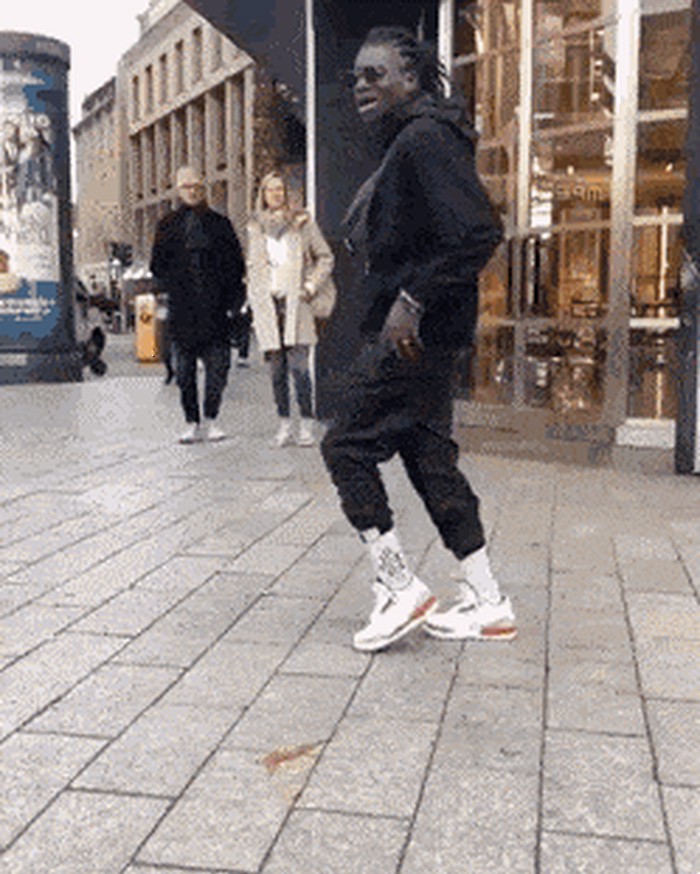 Ulični izvođač i genijalan moonwalk