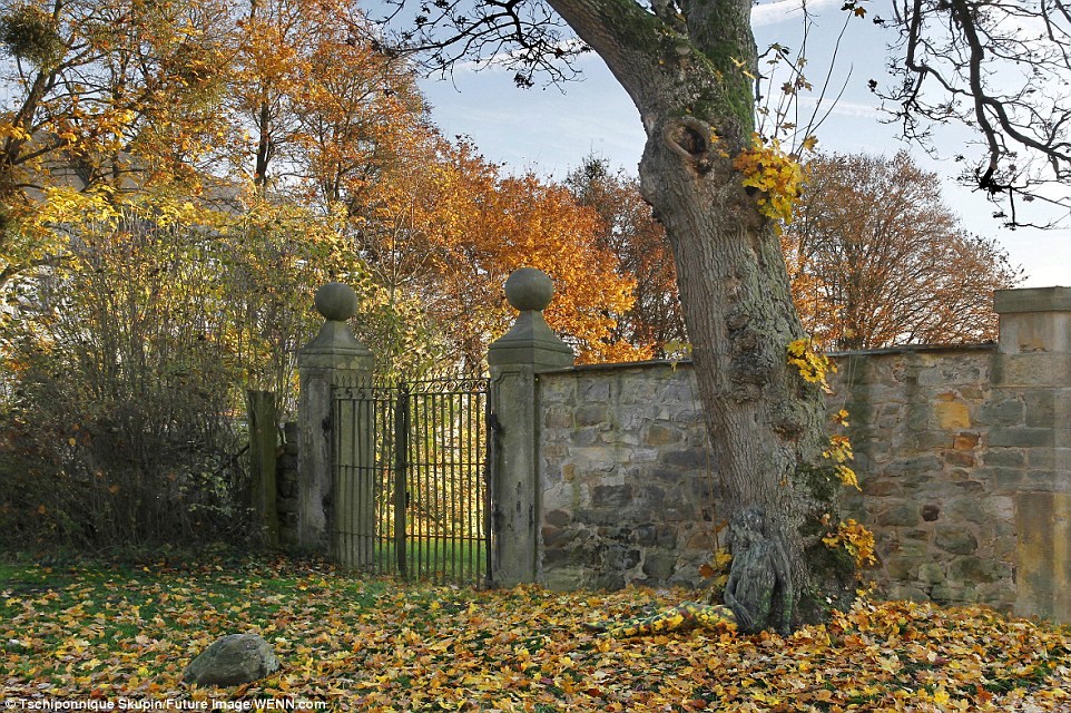Vidite li golu ženu na ovoj fotografiji?