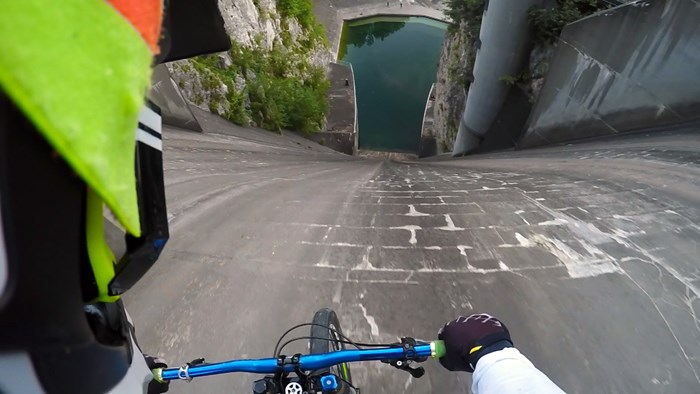 VIDEO: Biciklist se u luđačkoj akrobaciji spustio niz branu u samu vodu!