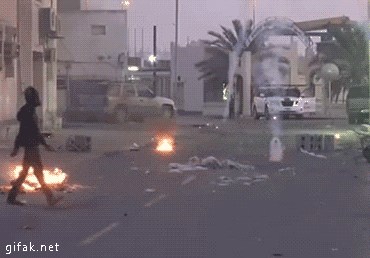 GIF: Kakav lik! Sve gori, a on se zajebaje...