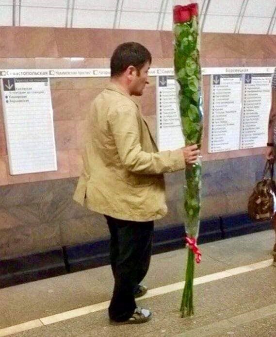 Cvijeće veće od njega samog: Ovako izgleda muškarac koji je upao u velike probleme