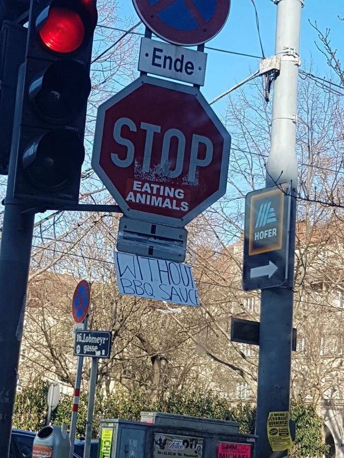 Svađa na prometnom znaku: Vegani zalijepili natpis na STOP znak, ljubitelji mesa im odgovorili