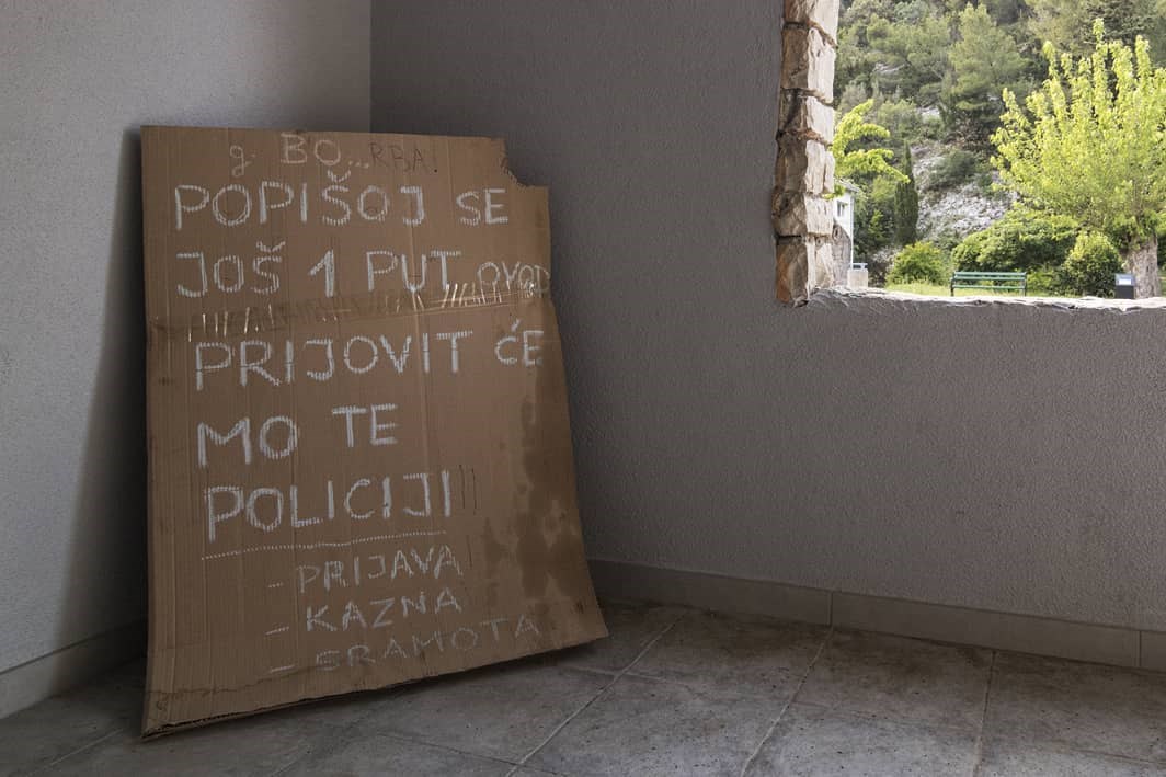 Bračani su zaprijetili susjedu da će zvati policiju, a razlog su napisali na izrezanom kartonu