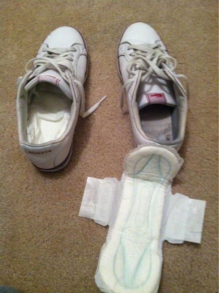 Ova djevojka zna kako izbjeći žuljeve. Umjesto uložaka za noge stavlja nešto drugo