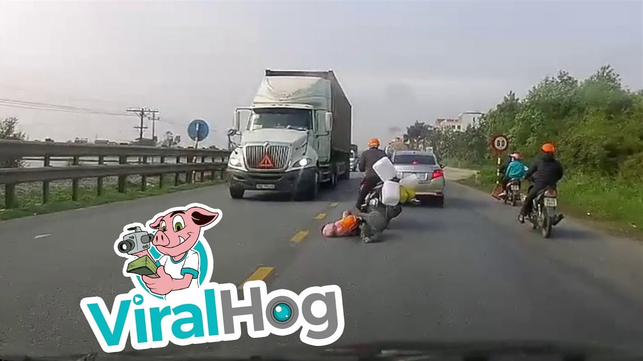 Mama i dijete umalo su završili pod kamionom, auto kamera je snimla ženinu čudesnu reakciju