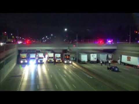 Ljudi nisu znali zbog čega se 13 kamiona poredalo ispod nadvožnjaka, kasnije su im čestitali