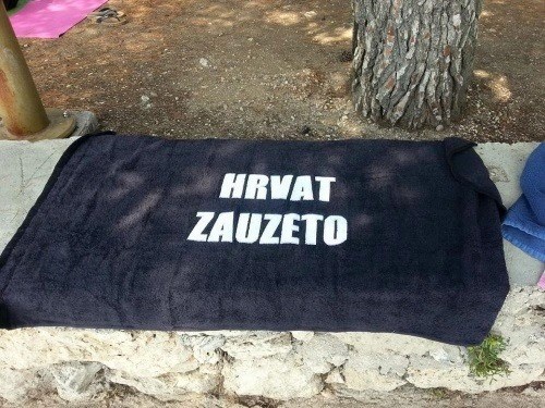 Zbog natpisa na ručniku je mislio da zaslužuje mjesto u hladovini više od drugih?