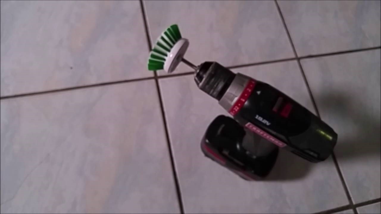 Mučili su se s čišćenjem prljavih fuga u kupaonici, a onda je muž smislio odličan trik 