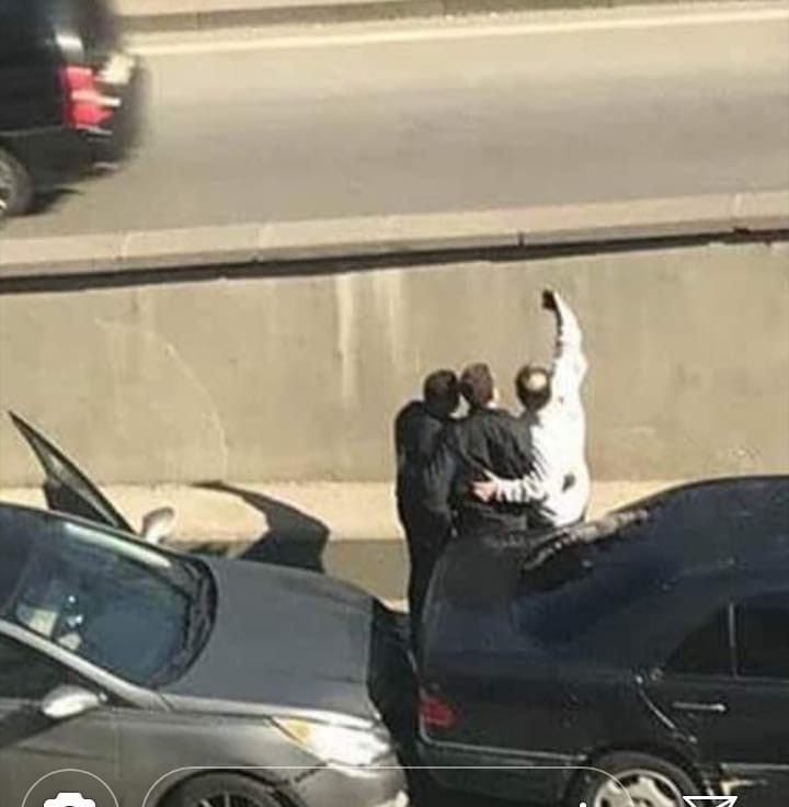 Većina ljudi bi se nakon sudara svađala i živcirala, no ovi muškarci su imali bolji plan