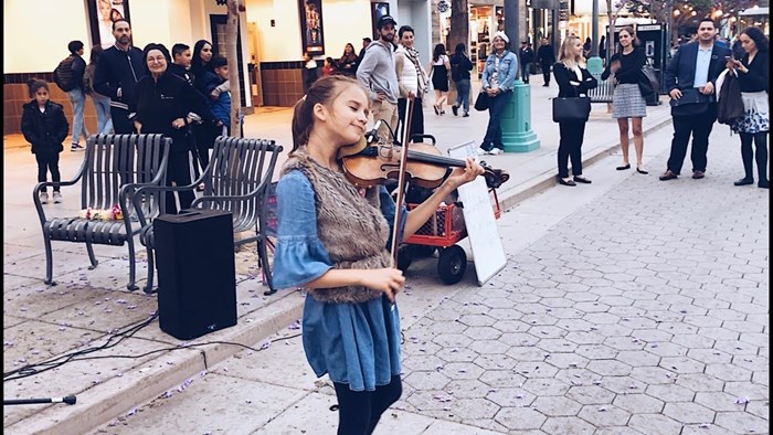 Djevojčica je uzela svoju violinu, počela svirati i potpuno oduševila okupljene