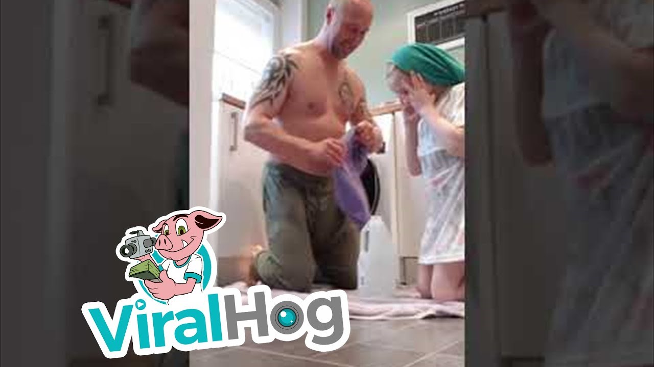 Tata je zvao kćerkicu kako bi joj pokazao mađioničarski trik. Prodao joj je staru foru i snimio njenu reakciju