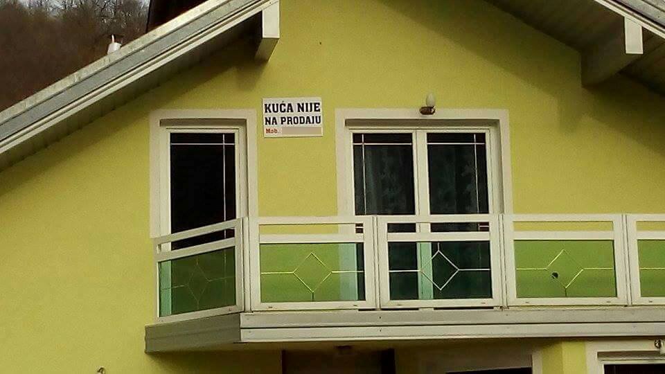 Susjede i prolaznike nasmijala je ploča s natpisom koju je postavio ponosni vlasnik ove kuće