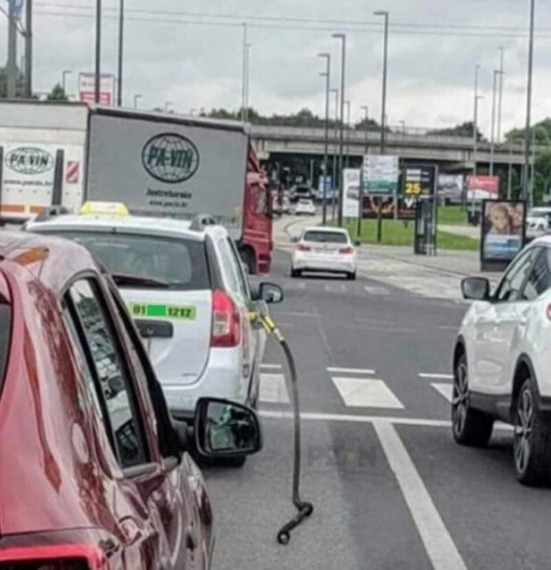 Tijekom vožnje gradom, netko je primijetio smiješan detalj na taksiju