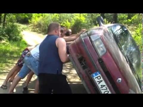 Grupi muškaraca se u šumi dogodila nezgoda, snimili su mijenjanje gume kakvo još niste vidjeli