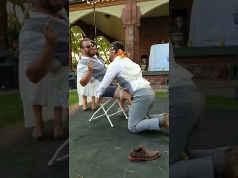 Mladoženja i mladenka su na vjenčanju igrali igru, a onda se umiješao njegov brat i nasmijao goste