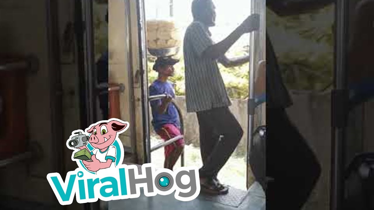 Nećete vjerovati svojim očima kad vidite ovog prodavača ananasa koji se vozio vlakom