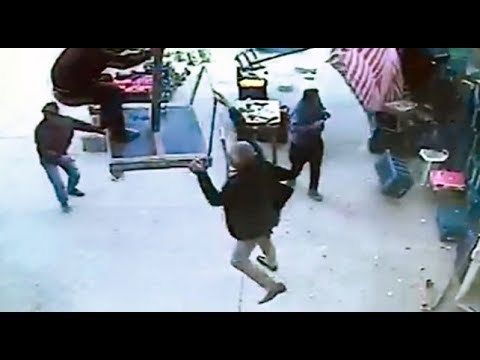 Muškarci su htjeli spasiti suncobran nakon naleta vjetra, a onda je kamera snimila nevjerojatnu scenu