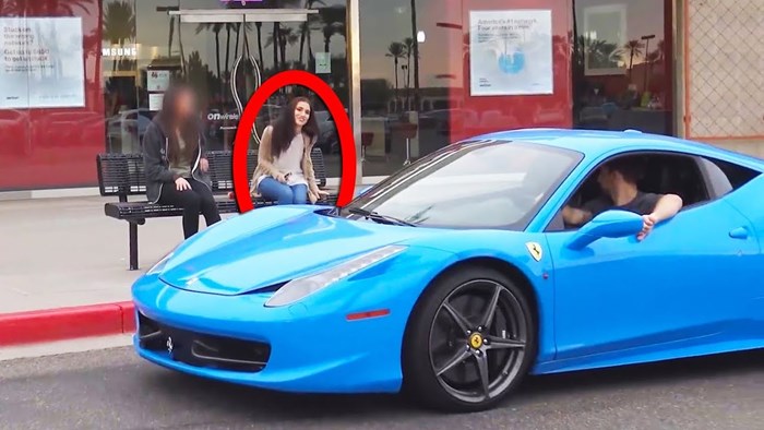 Mladić je došao s Ferrarijem, a ona je odglumila da je zaboravila torbicu. Evo što se dogodilo