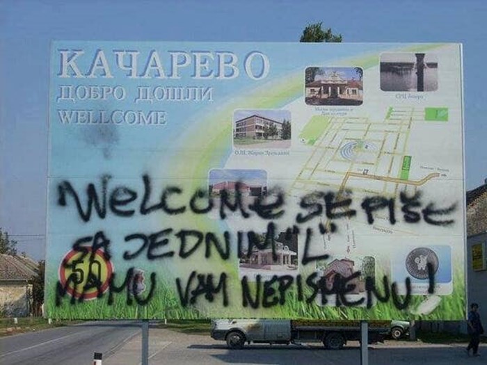 Općina u Srbiji postavila je tablu na ulazu u mjesto, a onda ju je netko išarao i dao im lekciju iz engleskog