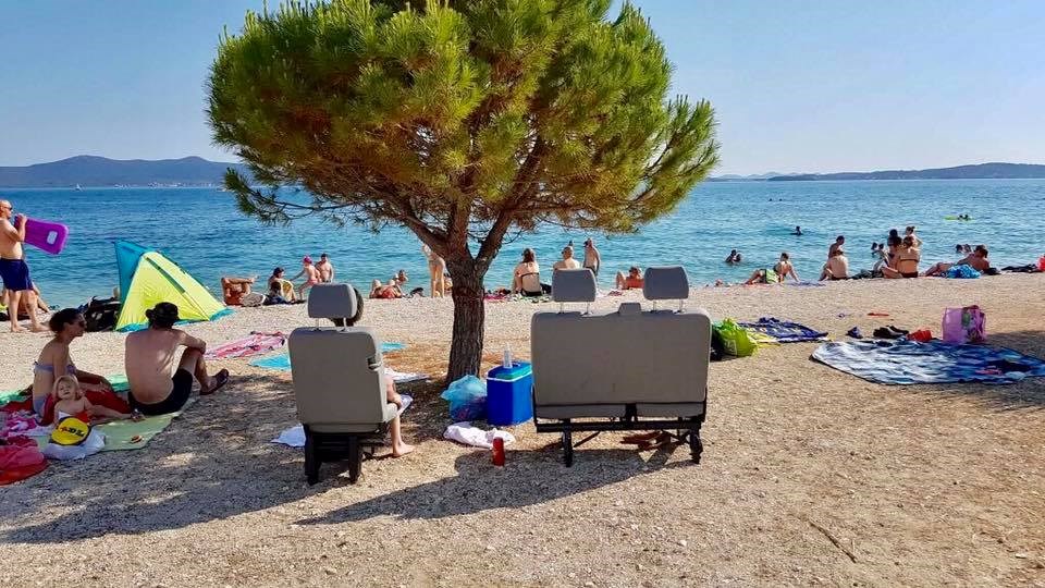 Ležaljke su im bile preskupe? Pogledajte što je sebi netko u Dalmaciji dovukao na plažu