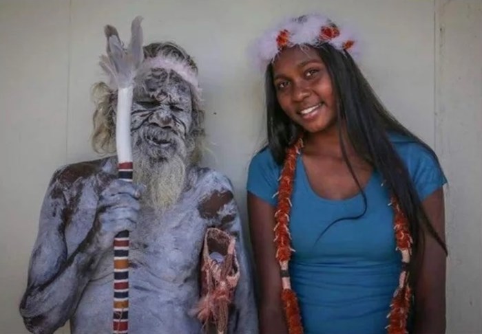 Ovaj ponosni Aboridžin putovao je tri tisuće kilometara kako bi mogao doći na maturu svoje unuke