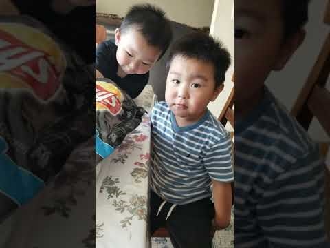 Tata je sinovima dao vrećicu čipsa pa snimio nešto smiješno kad je vidio što rade dok jedu