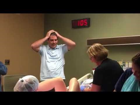 Tata je iz 4. pokušaja konačno dobio sina, njegova reakcija je nasmijala sve prisutne