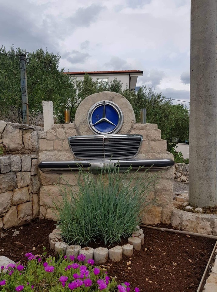 Muškarac iz Vrgorca napravio je smiješan spomenik za svoju najveću ljubav