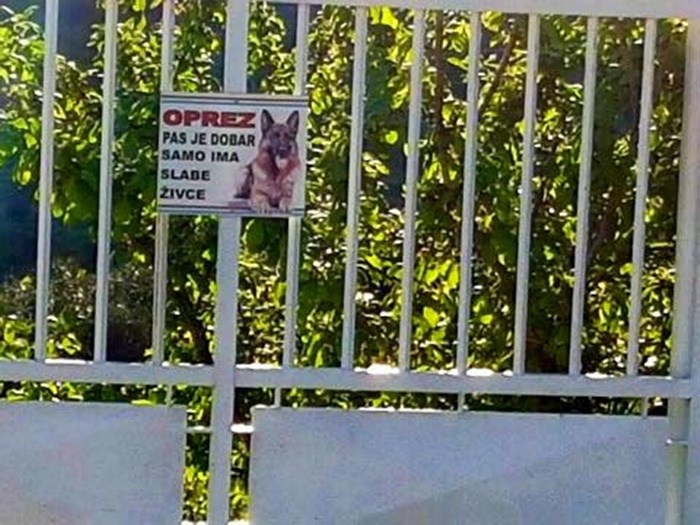 Prolaznik je slikao zanimljivo upozorenje na nečijoj ogradi: "OPREZ Pas je dobar, samo..."