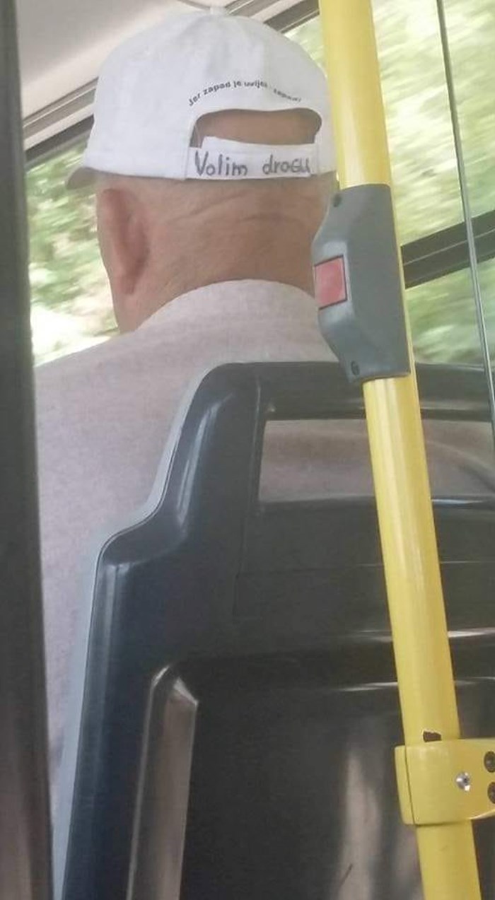 Putnik nije mogao vjerovati svojim očima kad je vidio što piše na kapi djeda koji je sjedio u autobusu