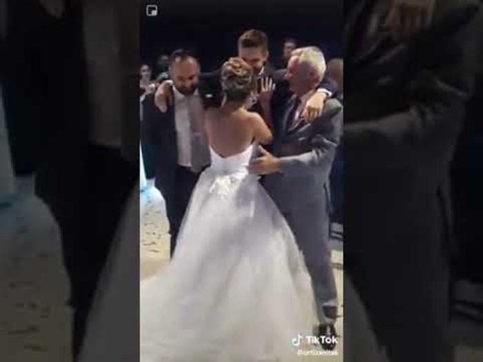 Kad je došlo vrijeme za prvi ples, otac i brat su prišli mladoženji i iznenadili goste vjenčanja