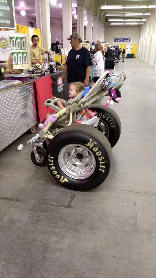 Stariji muškarac je modificirao dječja kolica, njegov rad je glavna atrakcija gdje god se pojavi