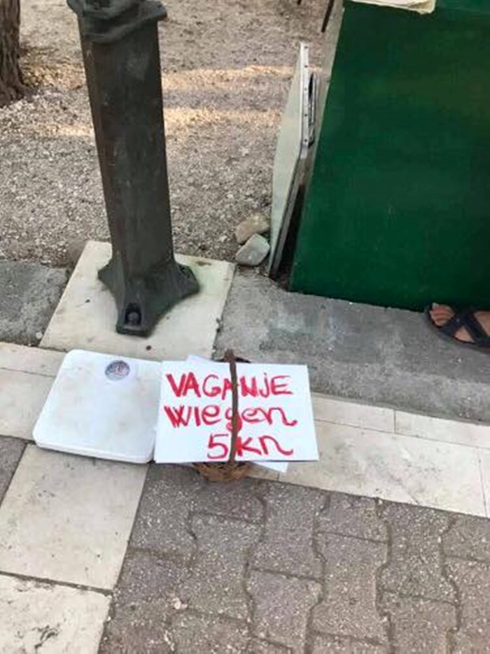 Čovjek iz Tučepa imao je čudnu poslovnu ideju, pogledajte što turistima nudi za 5 kuna